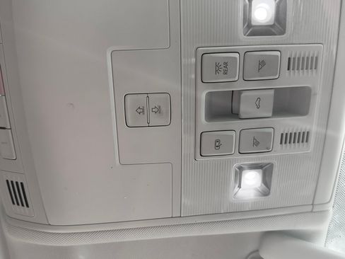 Used 2020 Volkswagen Tiguan SE w/ Panoramic Sunroof Package image 19