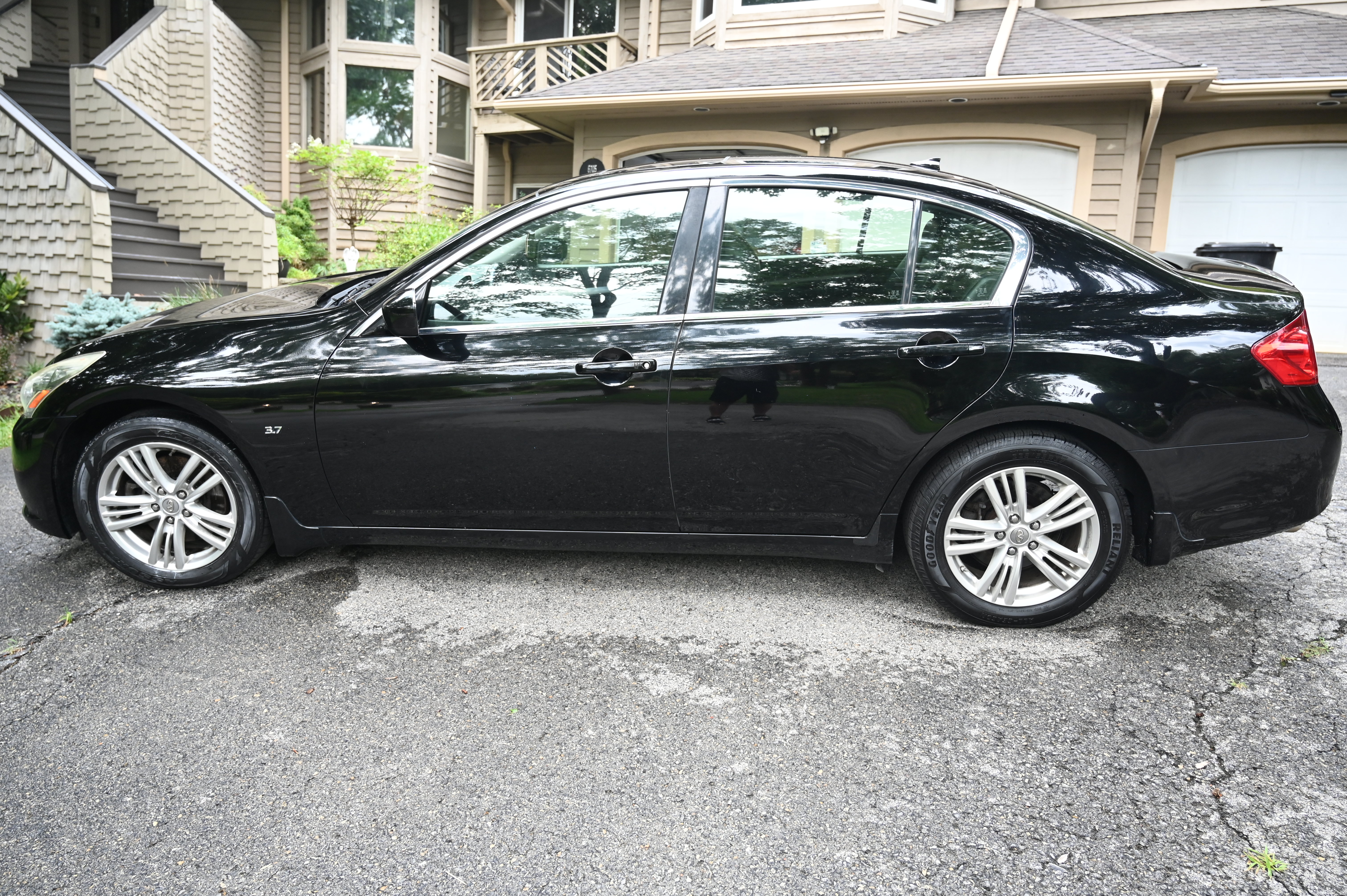 Used 2015 INFINITI Q40 AWD w/ Moonroof Package image 4