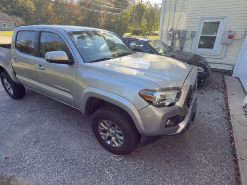 Used 2016 Toyota Tacoma SR5 image 4