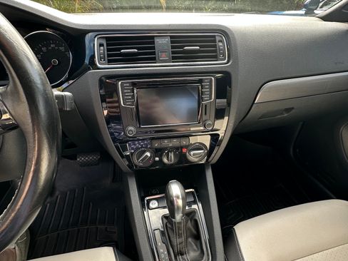 Used 2016 Volkswagen Jetta Sport image 10