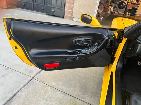 Used 2000 Chevrolet Corvette Convertible w/ Performance Handling Pkg image 19