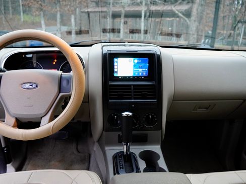 Used 2006 Ford Explorer XLT image 17