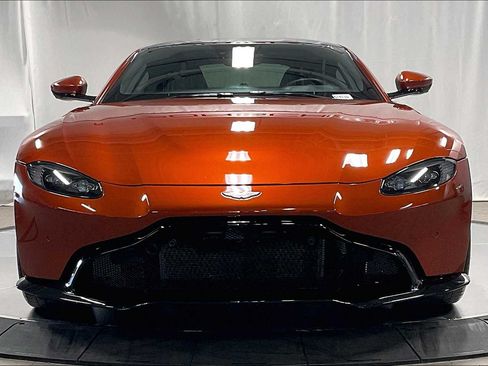 Used 2019 Aston Martin V8 Vantage Coupe 2D image 9