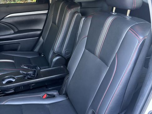 Used 2019 Toyota Highlander SE image 21