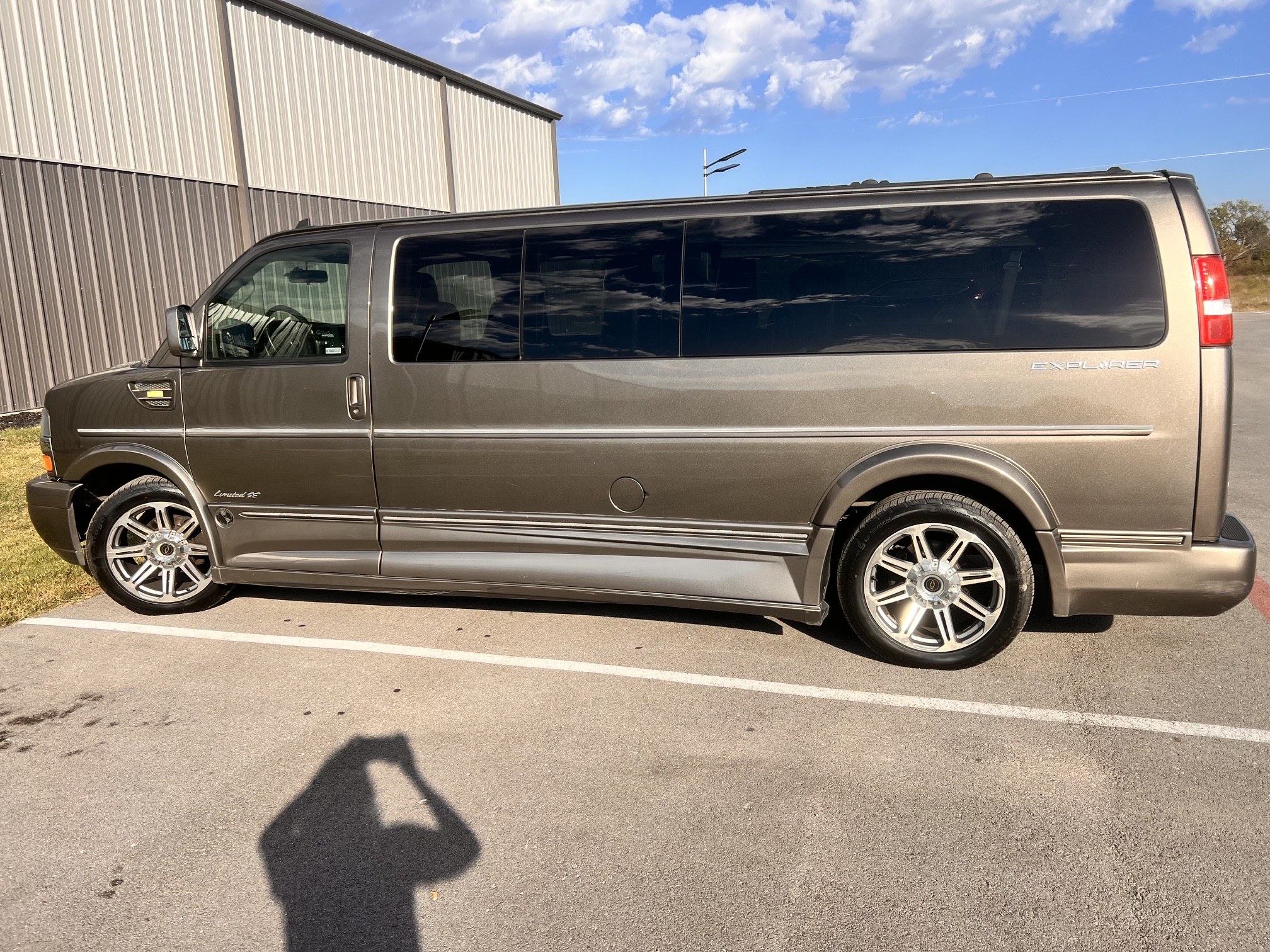 Used 2018 Chevrolet Express 2500 Extended w/ Enhanced Convenience Package RWD image 4