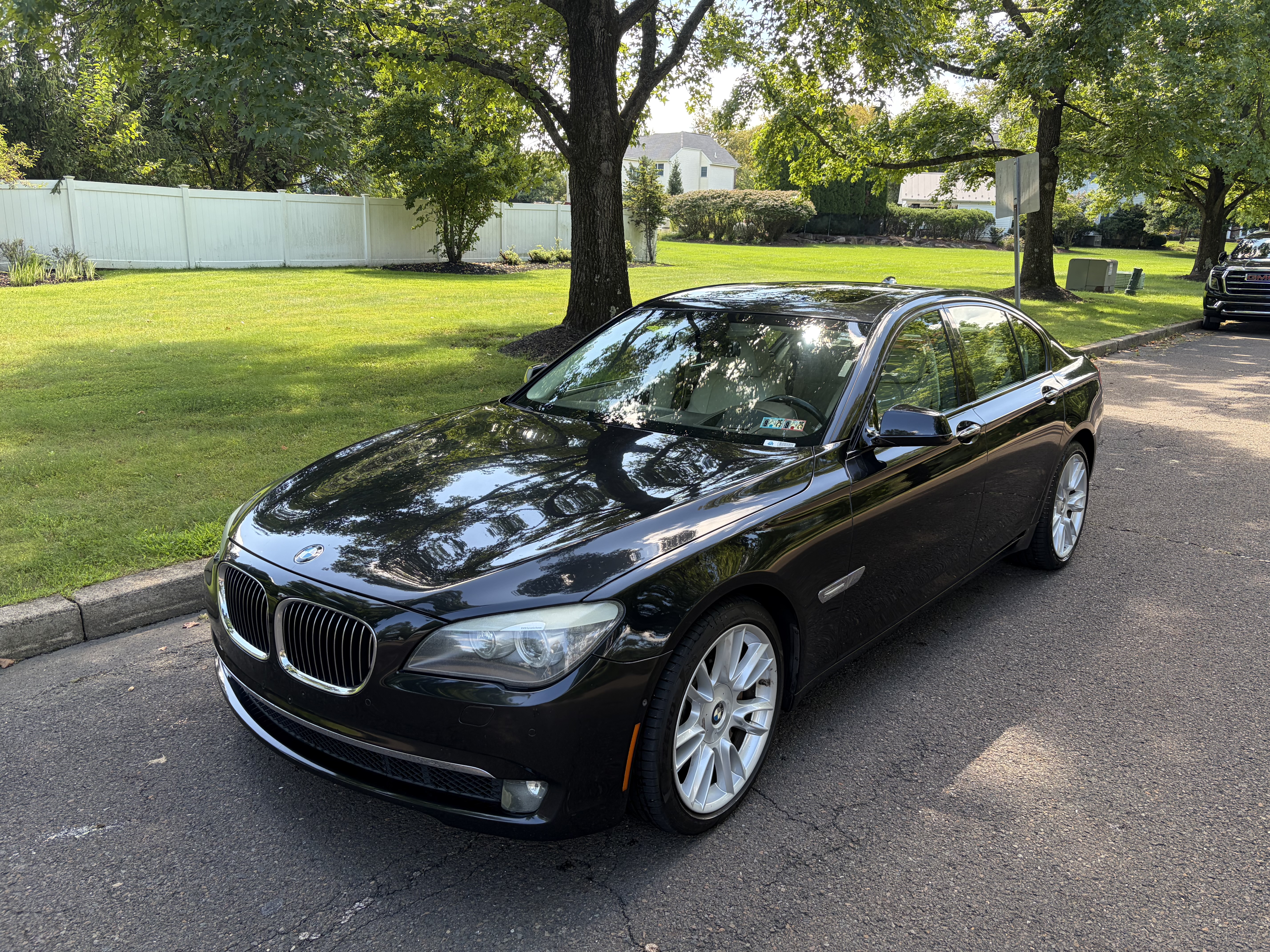 Used 2011 BMW 750i RWD image 2