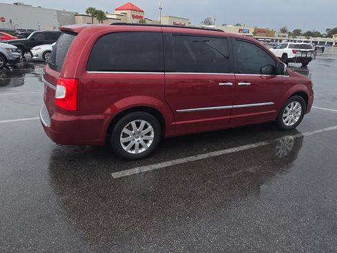Used 2012 Chrysler Town & Country Touring-L w/ Driver Convenience Group image 5