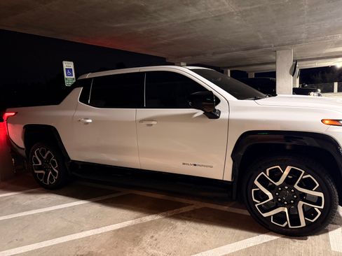 Used 2024 Chevrolet Silverado EV RST AWD/4WD image 2