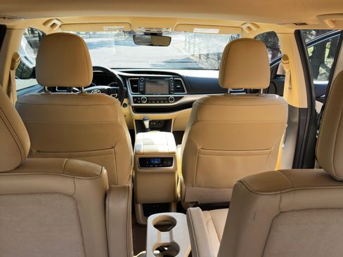 Used 2019 Toyota Highlander XLE image 18
