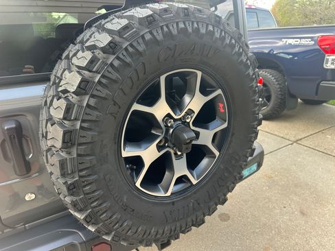Used 2019 Jeep Wrangler Unlimited Rubicon w/ Dual Top Group AWD/4WD image 10