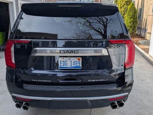 Used 2023 GMC Yukon Denali w/ Advanced Technology Package image 9