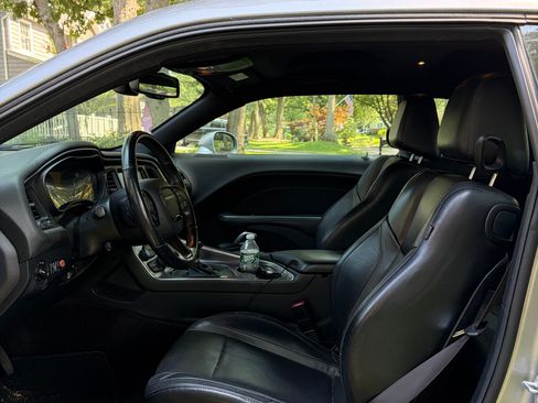 Used 2016 Dodge Challenger SXT Plus RWD image 9
