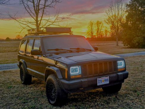 Used 2000 Jeep Cherokee Sport image 1