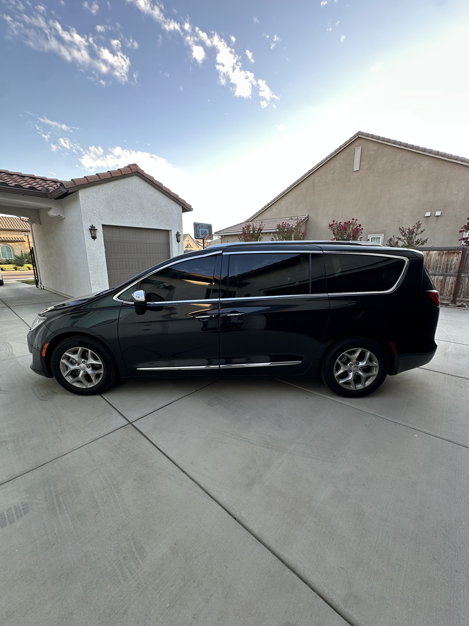 Used 2019 Chrysler Pacifica Limited FWD image 4