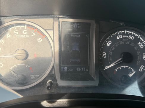 Used 2017 Toyota Tacoma TRD Off-Road image 16