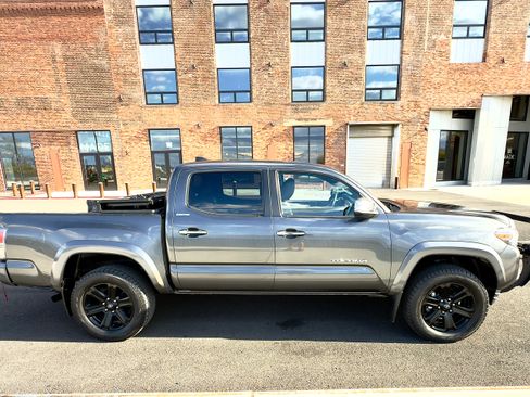 Used 2016 Toyota Tacoma Limited image 17