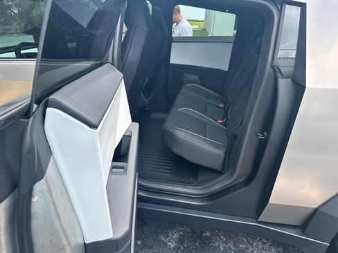 Used 2024 Tesla Cybertruck AWD Crew Cab image 15