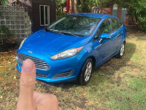 Used 2015 Ford Fiesta SE FWD image 1