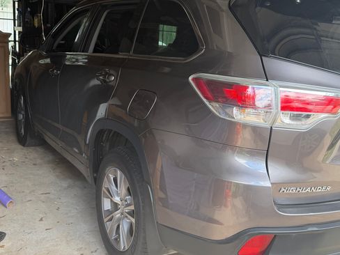 Used 2014 Toyota Highlander XLE FWD image 14