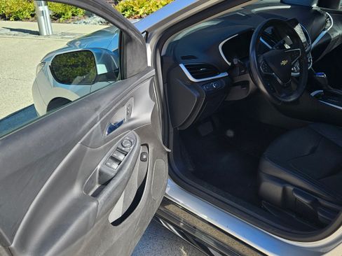 Used 2017 Chevrolet Volt LT w/ Comfort Package image 9