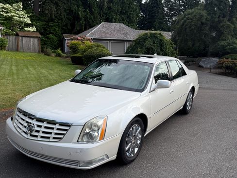 Used 2010 Cadillac DTS Premium w/ Driver Awareness Package FWD image 8