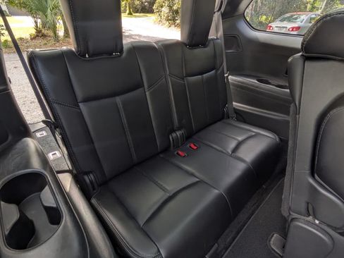 Used 2017 Nissan Pathfinder Platinum image 2