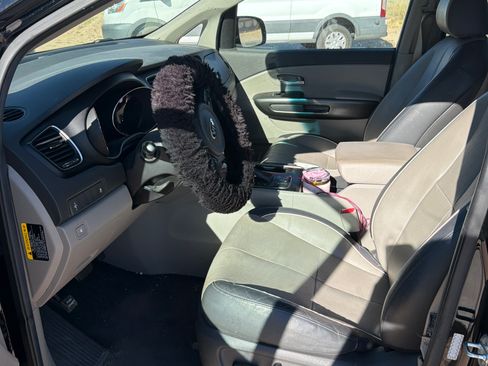 Used 2017 Kia Sedona LX w/ LX Essentials Premium Package FWD image 8