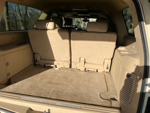 Used 2011 Cadillac Escalade ESV Premium image 11