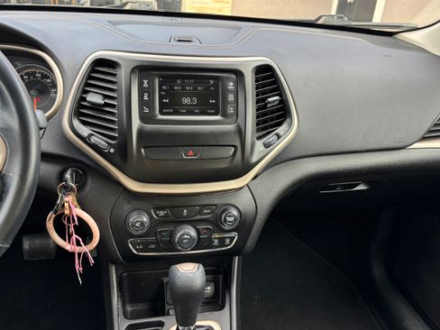 Used 2017 Jeep Cherokee Latitude w/ Comfort & Sound Group image 11