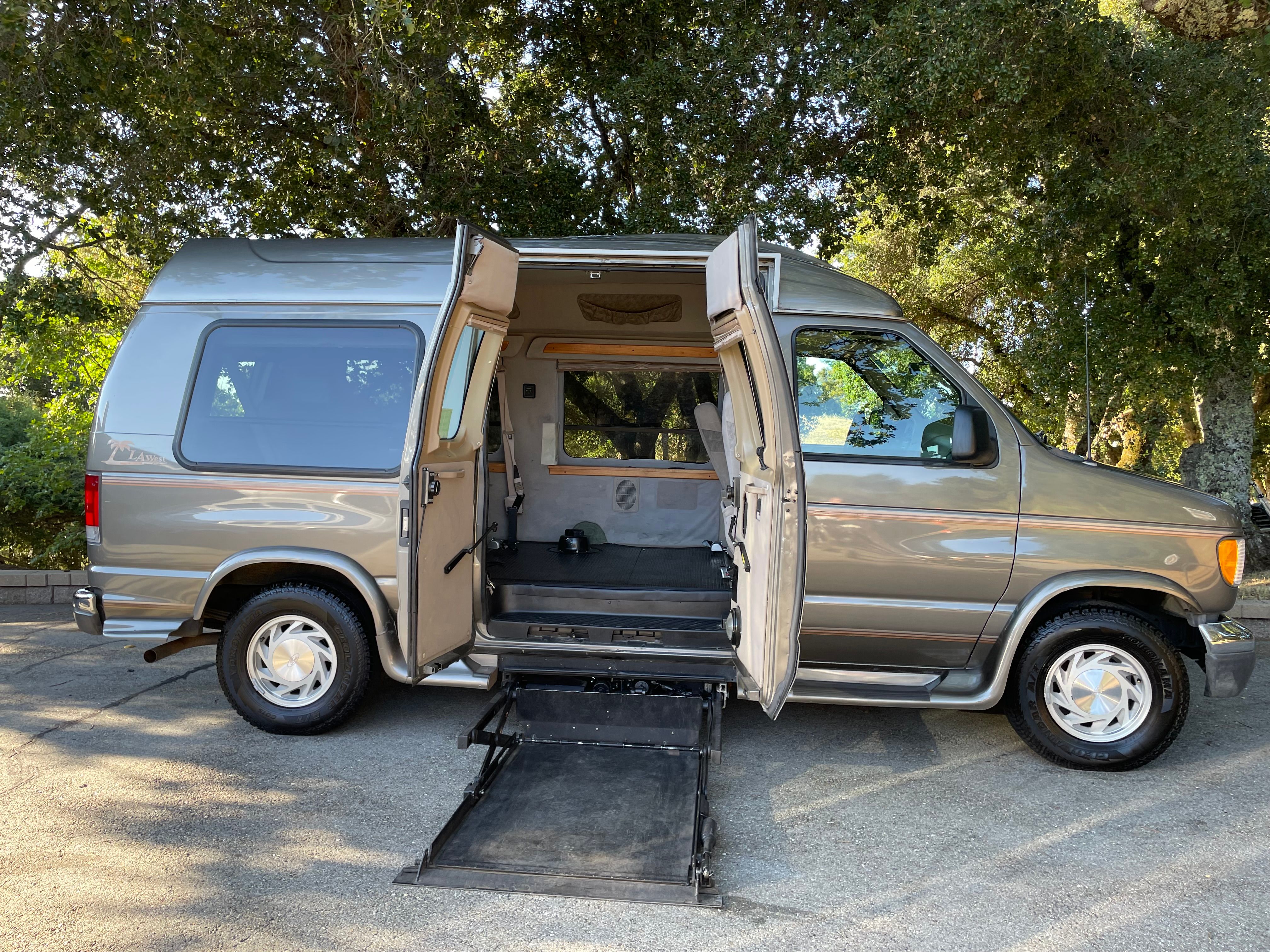 Used 2003 Ford E-150 and Econoline 150 RWD image 1