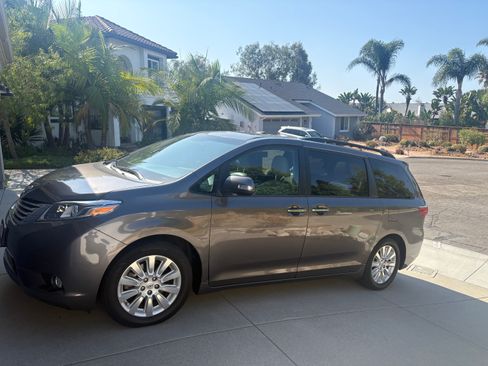 Used 2015 Toyota Sienna Limited FWD image 1