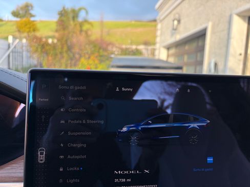 Used 2022 Tesla Model X image 11