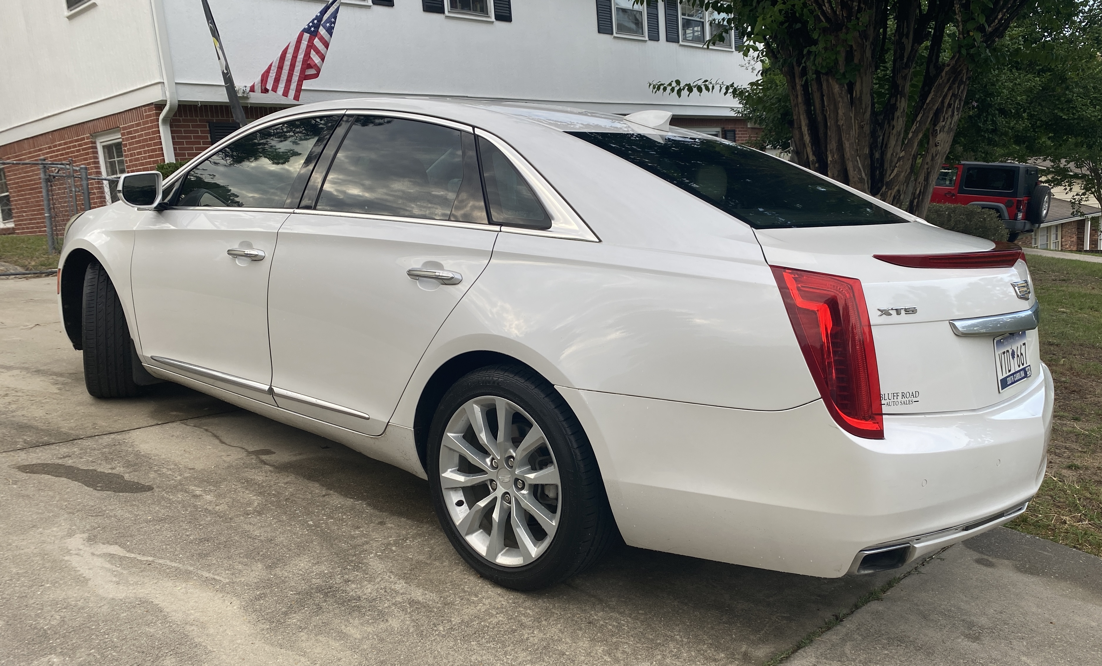 Used 2016 Cadillac XTS Luxury w/ Driver Awareness Package FWD image 4