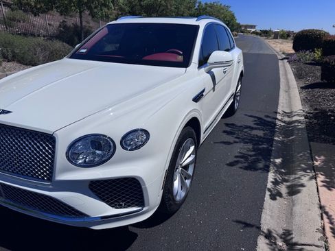 Used 2021 Bentley Bentayga image 4