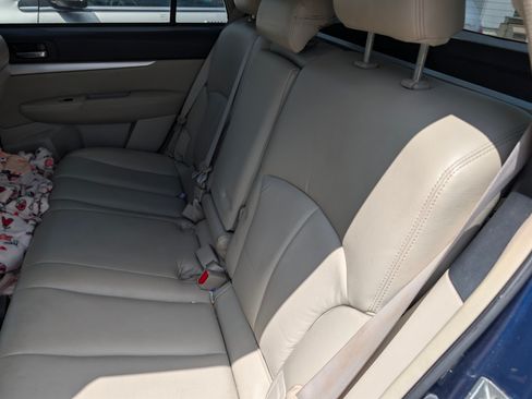 Used 2011 Subaru Outback 2.5i Premium w/ Popular Equipment Group 1B AWD/4WD image 2