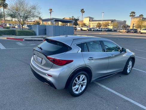 Used 2018 INFINITI QX30 image 11