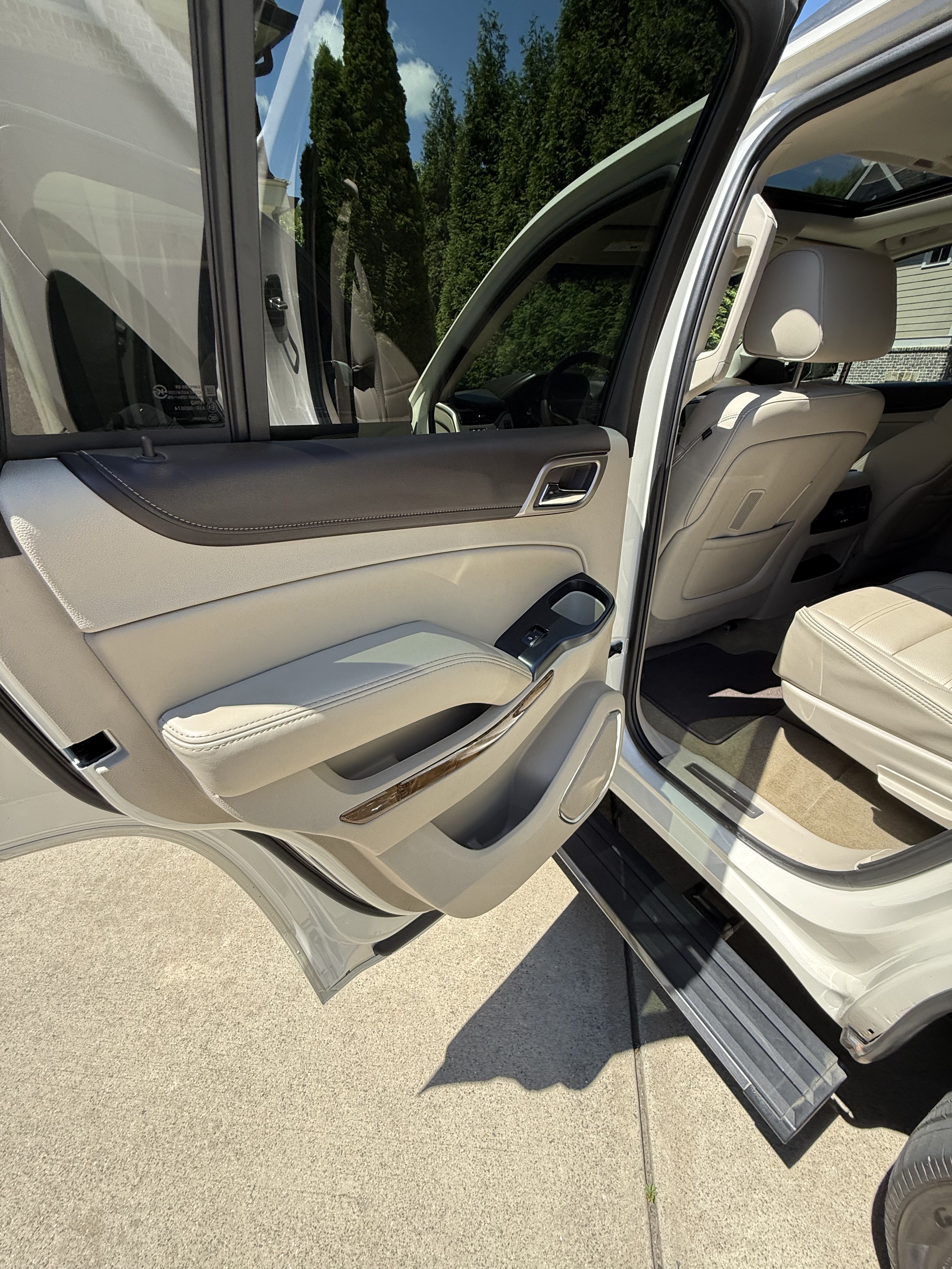 Used 2015 GMC Yukon Denali w/ Premium Package AWD/4WD image 16
