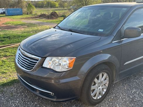 Used 2016 Chrysler Town & Country Touring w/ Driver Convenience Group image 1