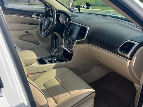 Used 2017 Jeep Grand Cherokee Overland image 16