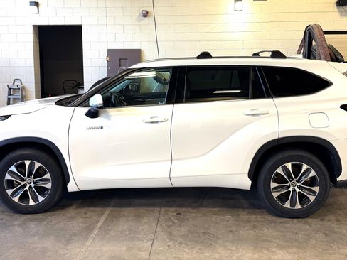 Used 2021 Toyota Highlander XLE image 1