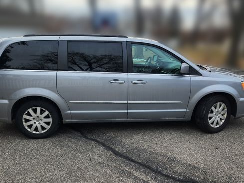 Used 2015 Chrysler Town & Country Touring w/ Driver Convenience Group image 6