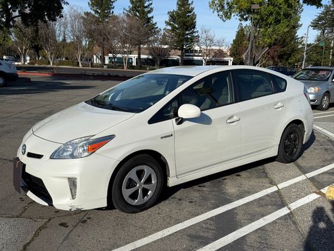 Used 2015 Toyota Prius Two image 2