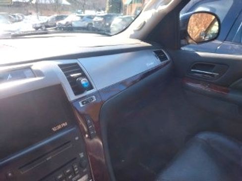 Used 2010 Cadillac Escalade ESV Premium image 11