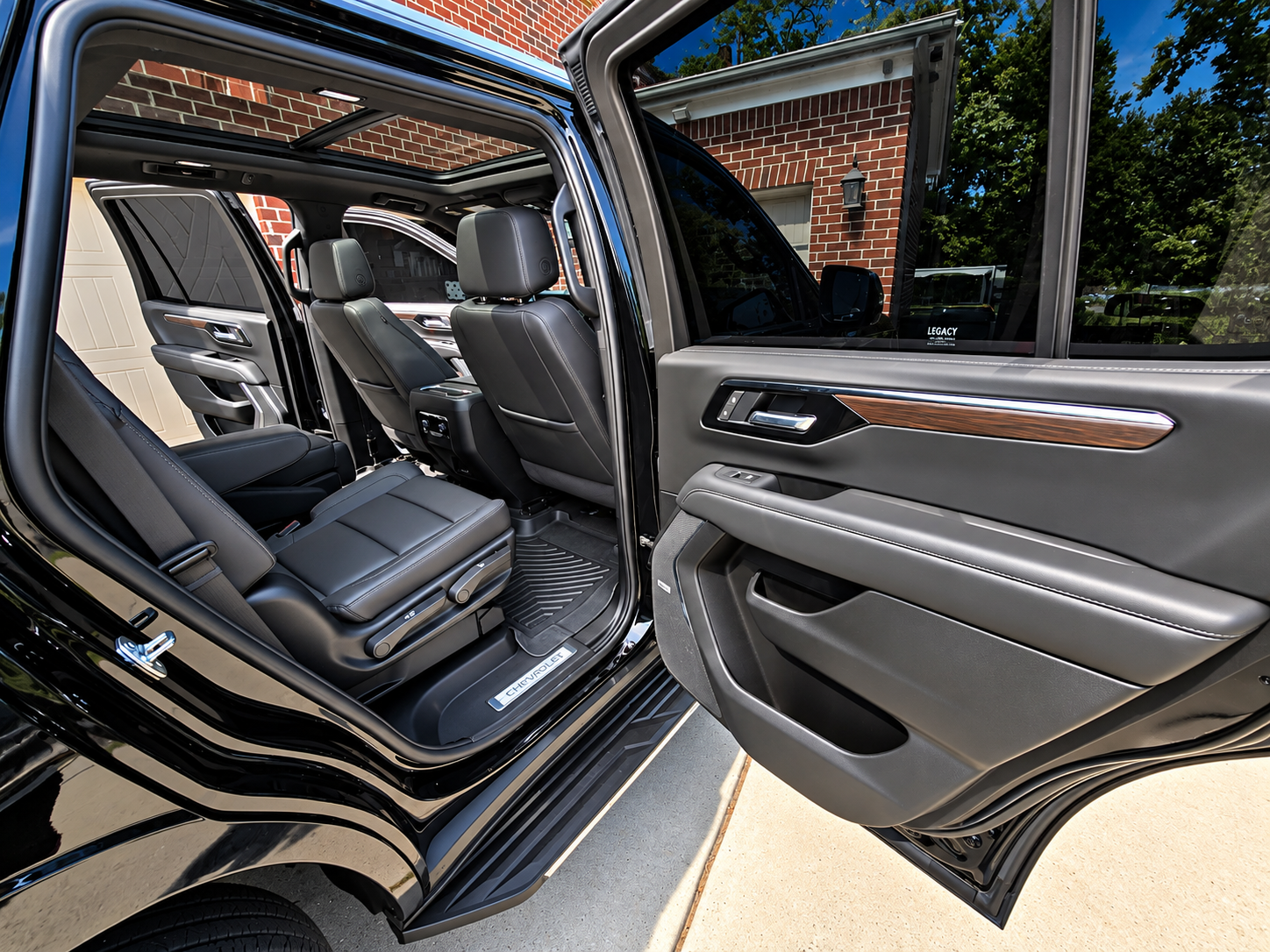 Used 2025 Chevrolet Tahoe LT w/ Comfort Package AWD/4WD image 18