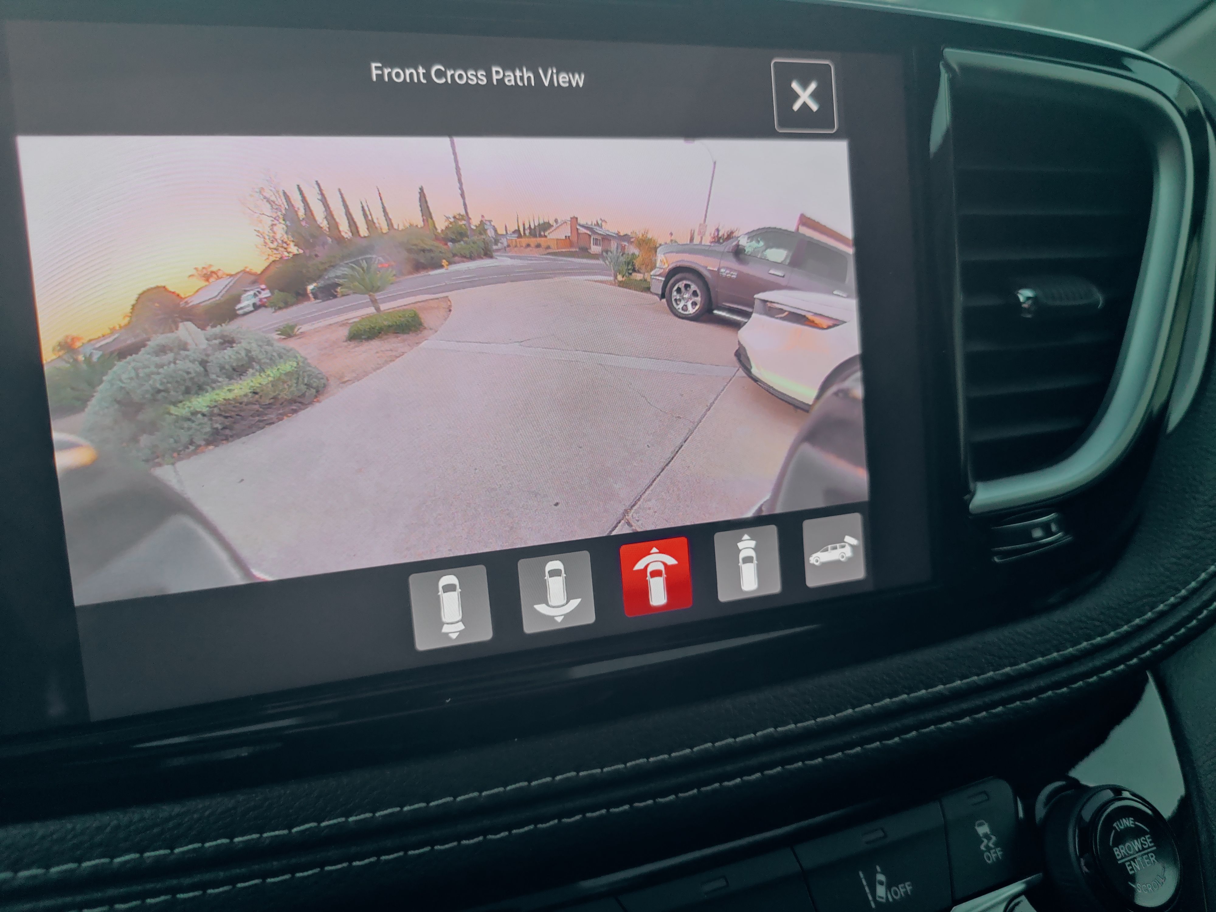 Used 2024 Chrysler Pacifica Premium FWD image 10