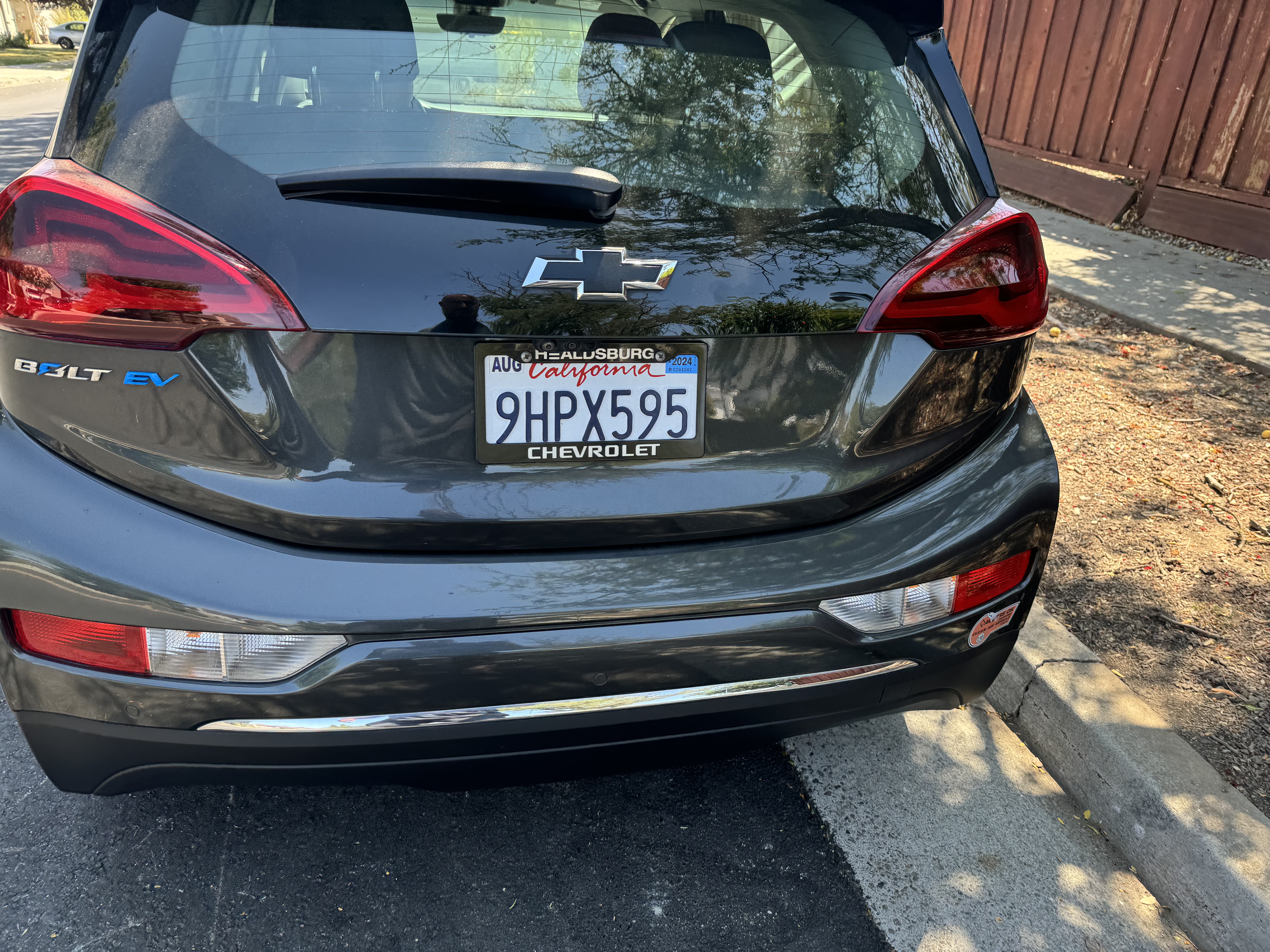 Used 2020 Chevrolet Bolt Premier w/ Infotainment Package FWD image 1