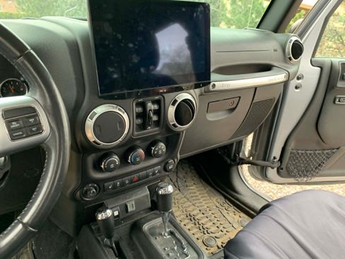 Used 2015 Jeep Wrangler Unlimited Rubicon image 11