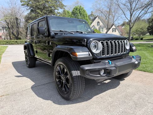 Used 2024 Jeep Wrangler Unlimited Sahara image 5