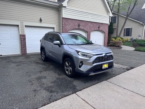 Used 2019 Toyota RAV4 Limited w/ Carpet Mat Package AWD/4WD image 4