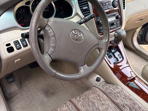 Used 2006 Toyota Highlander 4WD V6 w/ 3rd Row image 9